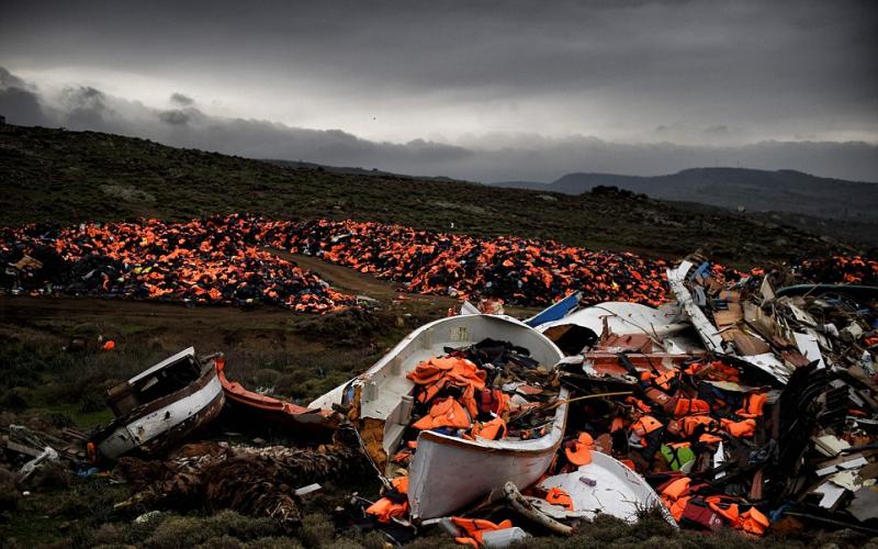 3B55933400000578-4029044-Wrecked_boats_and_thousands_of_life_jackets_used_by_refugees_and-a-50_1481671252002_581045