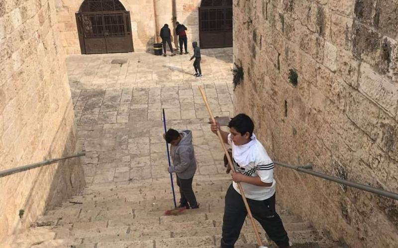 المصلون يؤدّون صلاة العصر أمام باب الرحمة بالأقصى