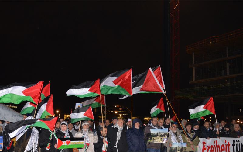 مئات الفلسطينيين يشاركون في المظاهرة 