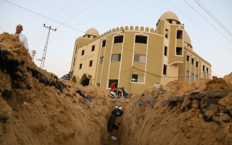 بلدية خانيونس تركيب شبكة مياه جديدة في شارع جمال عبد الناصر