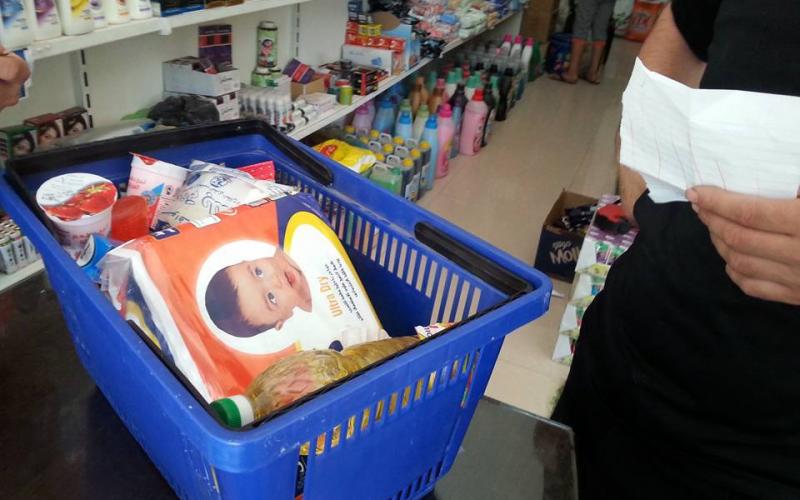 حماس تقدم مساعدات خيرية بتكلفة 60 ألف دولار بدير البلح