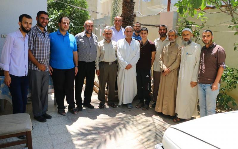 حماس تنظم زيارات للطلبة المتفوقين بالتوجيهي في جباليا