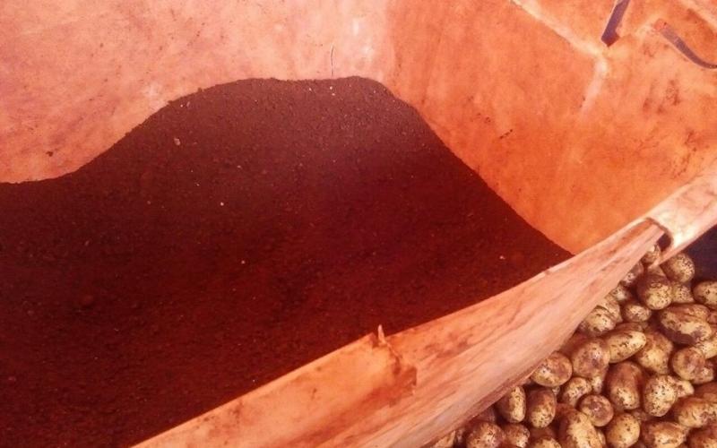 ضبط تاجر يخلط البطاطا بالتراب الأحمر