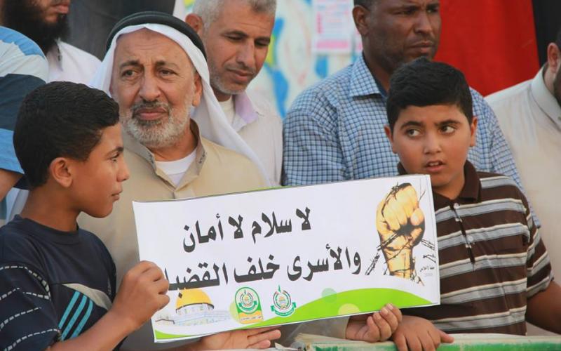 حماس تنظم وقفة تضامنية مع الأسير بلال كايد (8)