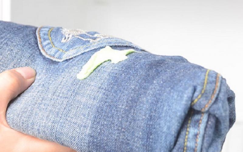 إزالة-العلك-من-الملابس