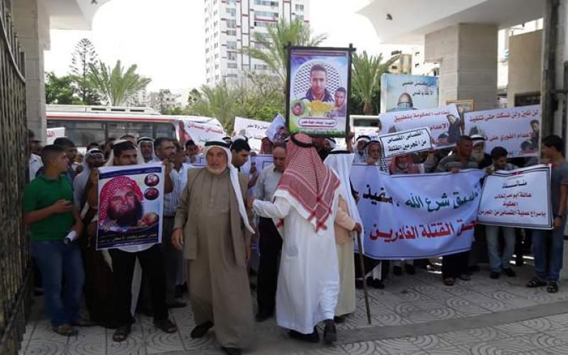 أهالي المغدورين بخانيونس يطالبون بالقصاص في وقفة أمام التشريعي (1)