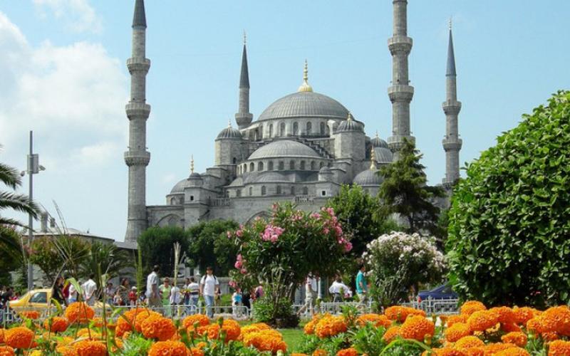 medium_blue_mosque_istanbul_tulips