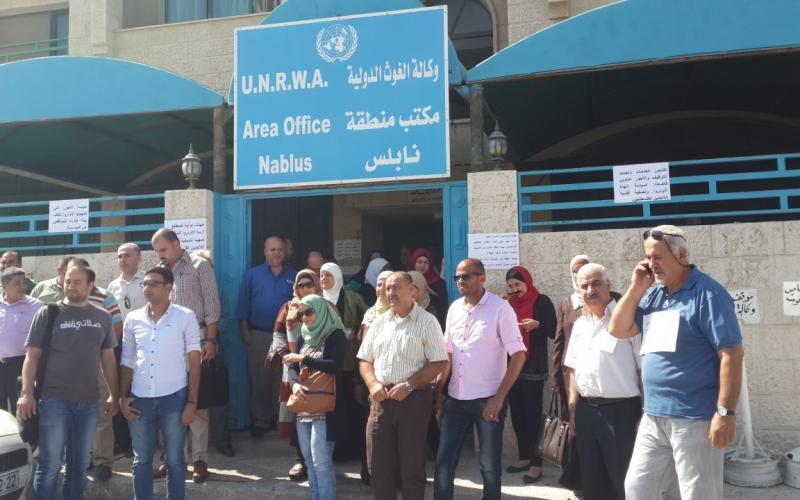 وقفة لموظفي الأونروا بنابلس