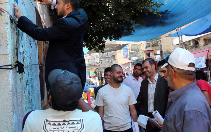 تركيب لوحات الترقيم على واجهات المباني بخانيونس