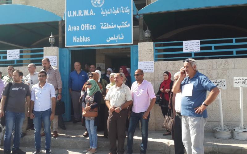 وقفة لموظفي الأونروا بنابلس