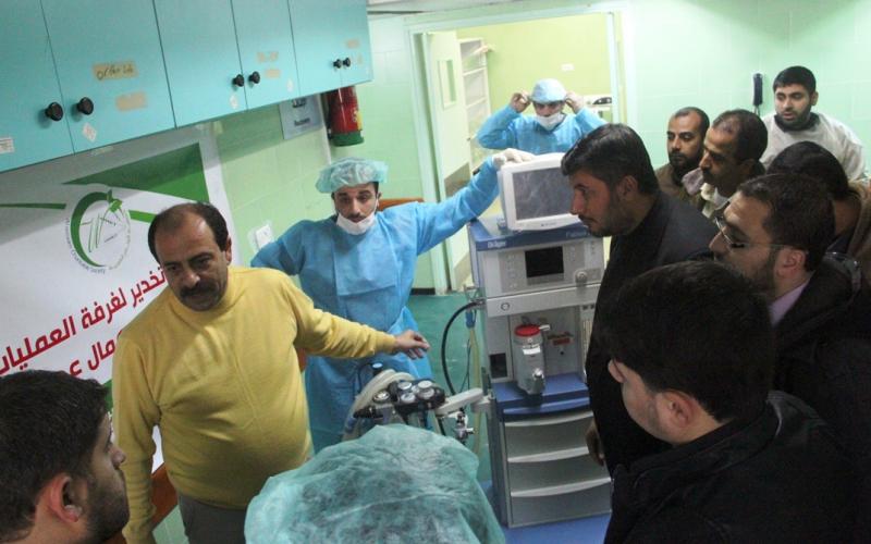  «الوئام» تسلّم الخدمات الطبية بشمال غزة جهاز تخدير لغرفة العمليات (1)