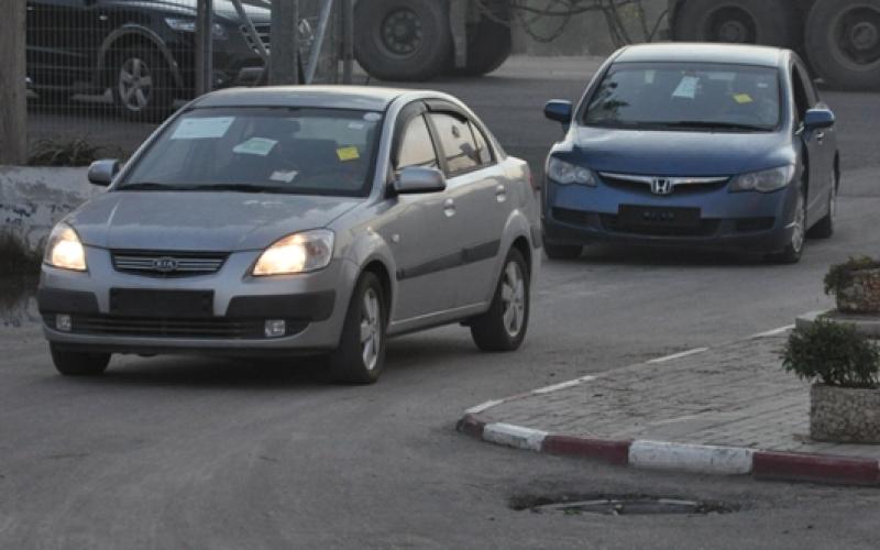 بالصور.. دفعة سيارات جديدة إلى قطاع غزة