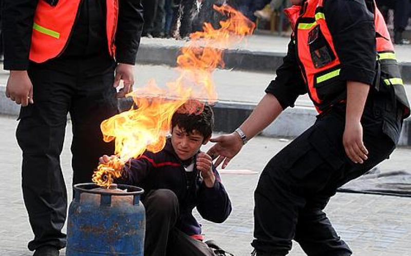 صور..الدفاع المدني يجري مناورات حية