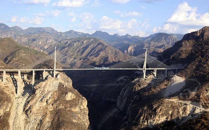 بالصور .. تشييد أعلى جسر معلق في العالم