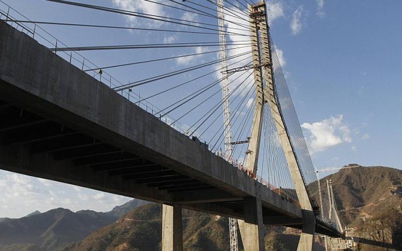 بالصور .. تشييد أعلى جسر معلق في العالم