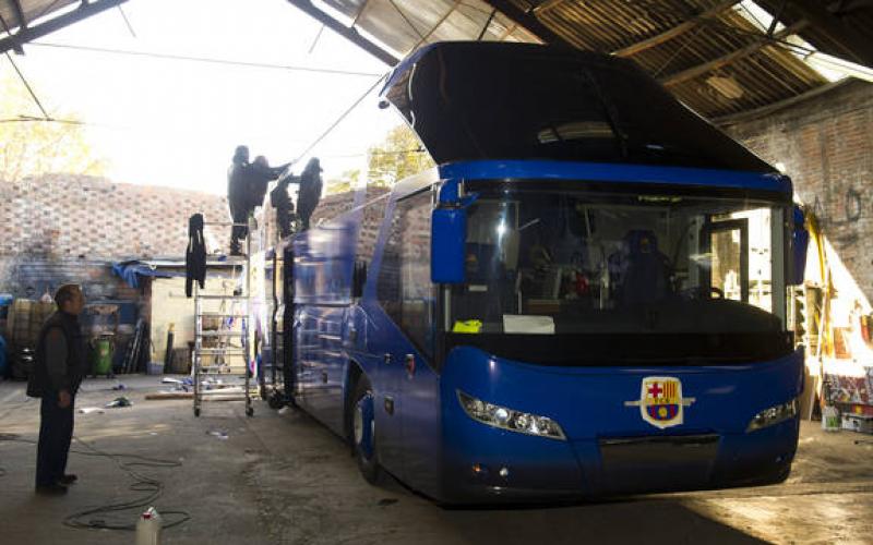 صور.. برشلونة يتسلم الحافلة الأعلى تقنية عالمياً