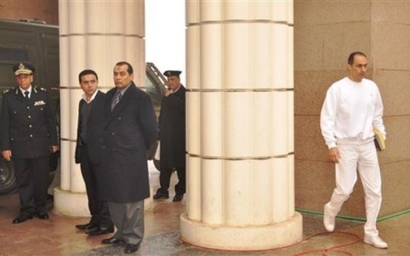 صور.. مبارك من الطائرة إلى المحكمة