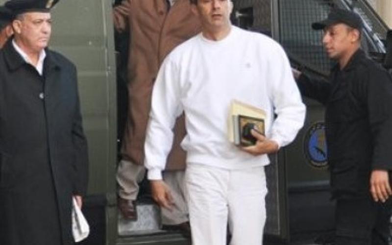 صور.. مبارك من الطائرة إلى المحكمة