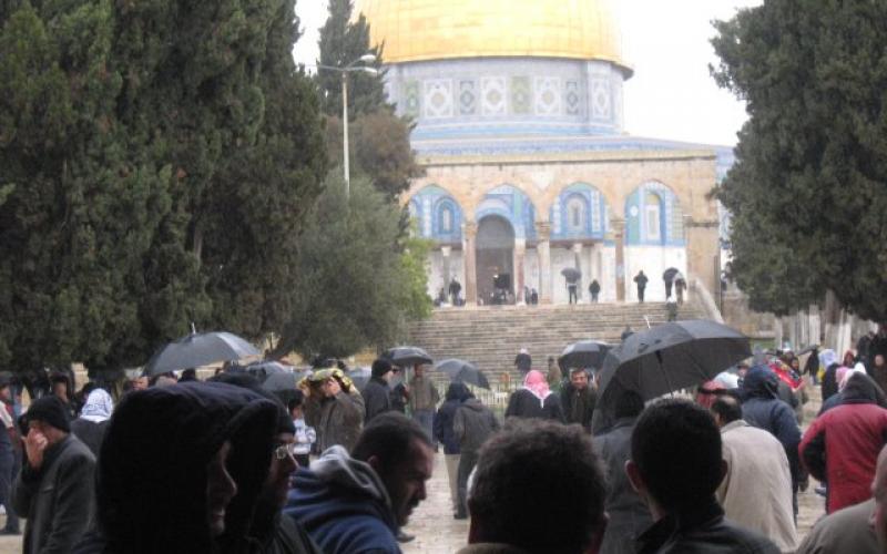 في المطر..الآلاف يؤدون الصلاة في الأقصى