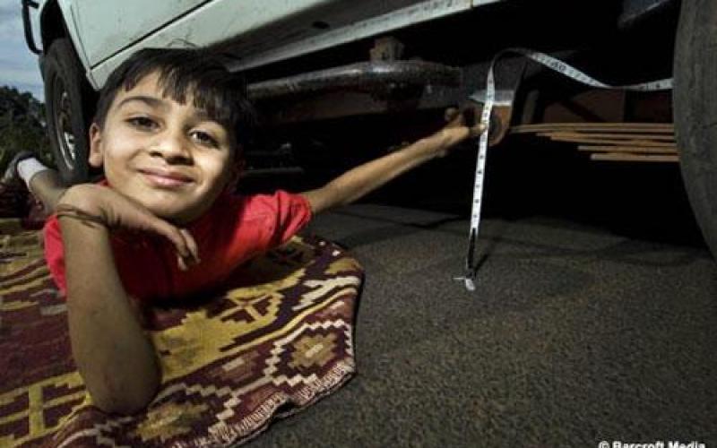 فيديو وصور..الطفل المطاطي يتزلج تحت السيارات