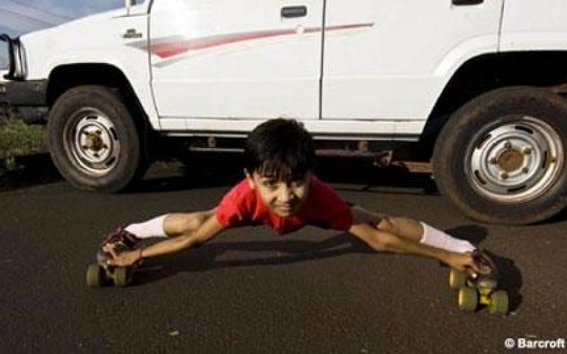 فيديو وصور..الطفل المطاطي يتزلج تحت السيارات