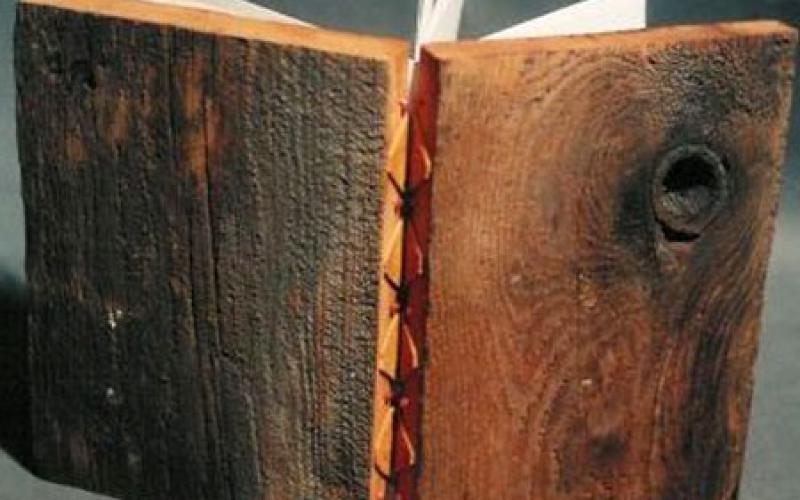 بالصور.. فن تغليف الكتب بالخشب!!