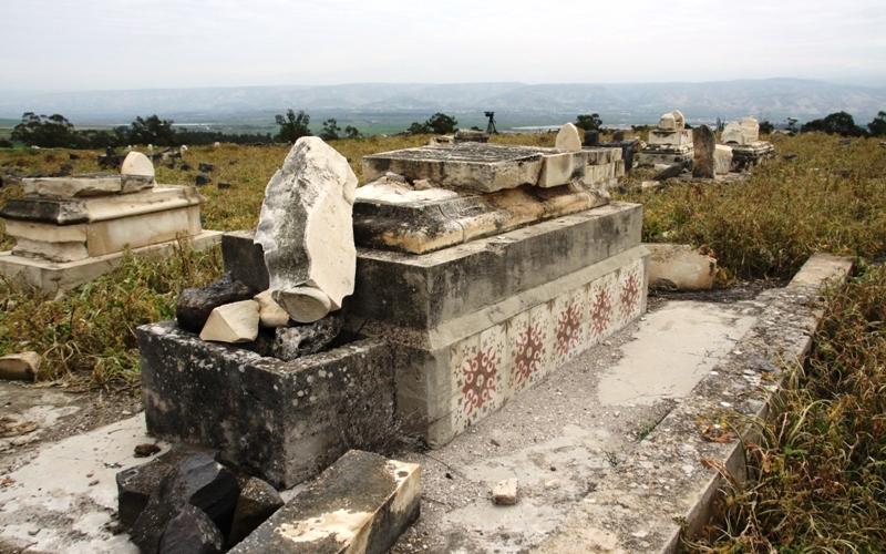 صور.. متطرفون يحطّمون قبوراً في مقبرة بيسان