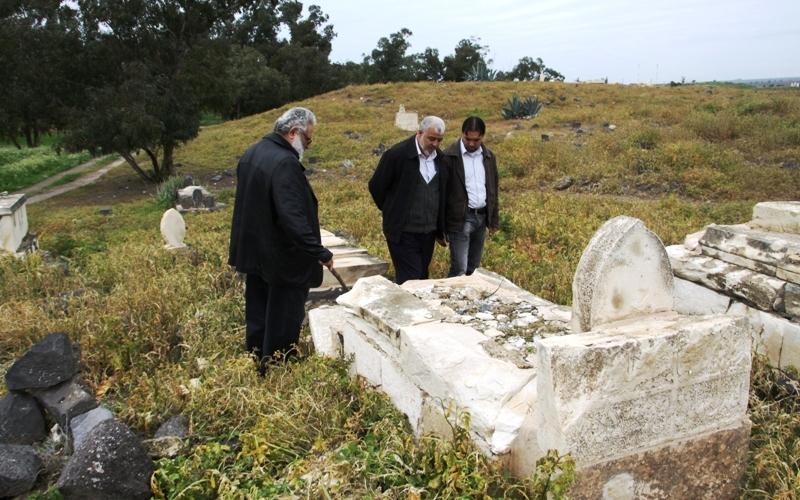 صور.. متطرفون يحطّمون قبوراً في مقبرة بيسان