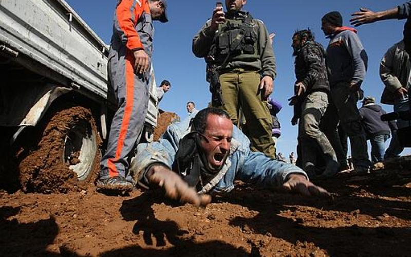 بالصور.. سيارة صهيونية تتعمد "دهس" فلسطيني