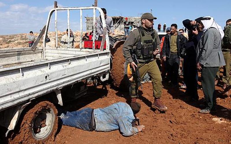 بالصور.. سيارة صهيونية تتعمد "دهس" فلسطيني