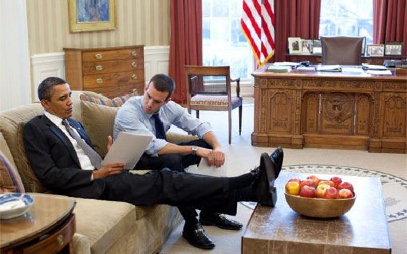 بالصور.. هل يحترم أوباما مستشاريه؟!