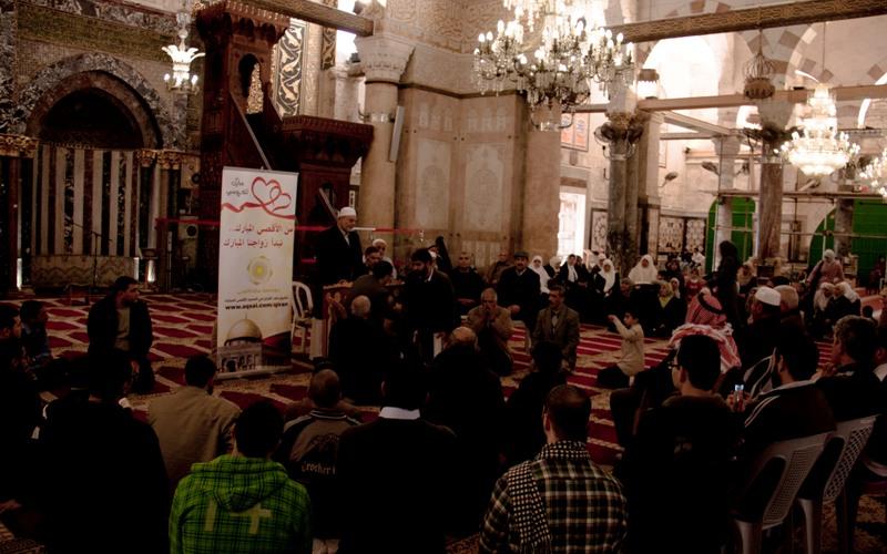 بالصور..تزايد حالات عقد القران بالأقصى