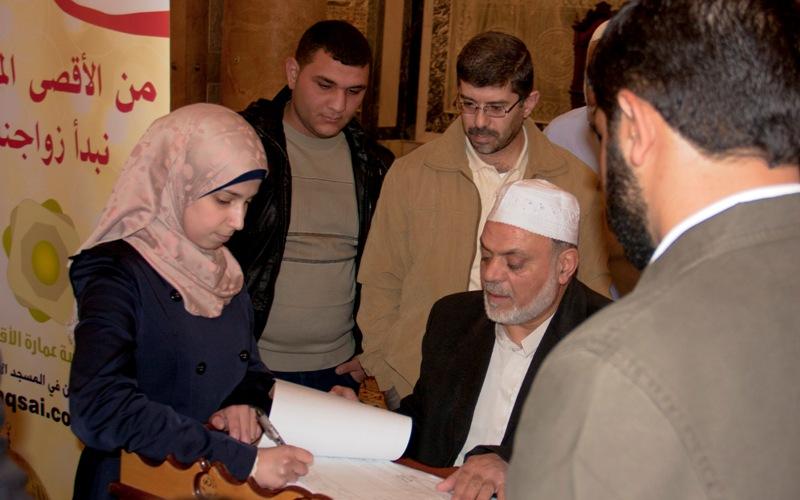 بالصور..تزايد حالات عقد القران بالأقصى