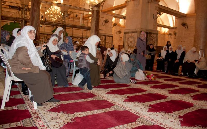 بالصور..تزايد حالات عقد القران بالأقصى