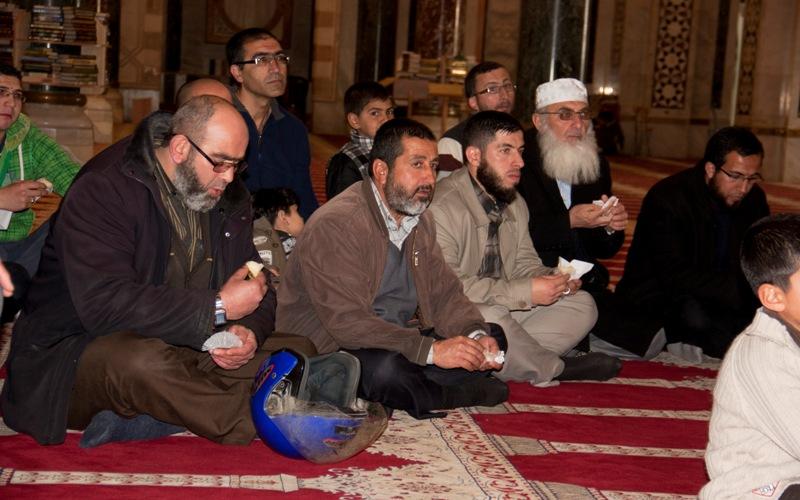 بالصور..تزايد حالات عقد القران بالأقصى