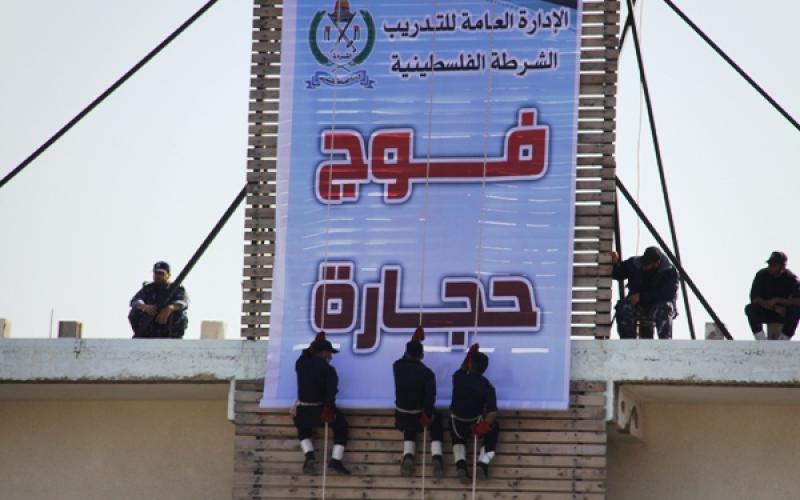 صور..الشرطة تخرج فوج "حجارة السجيل"