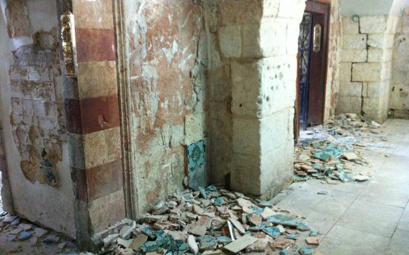 بالصور..متطرفون يعتدون على مسجد في القدس