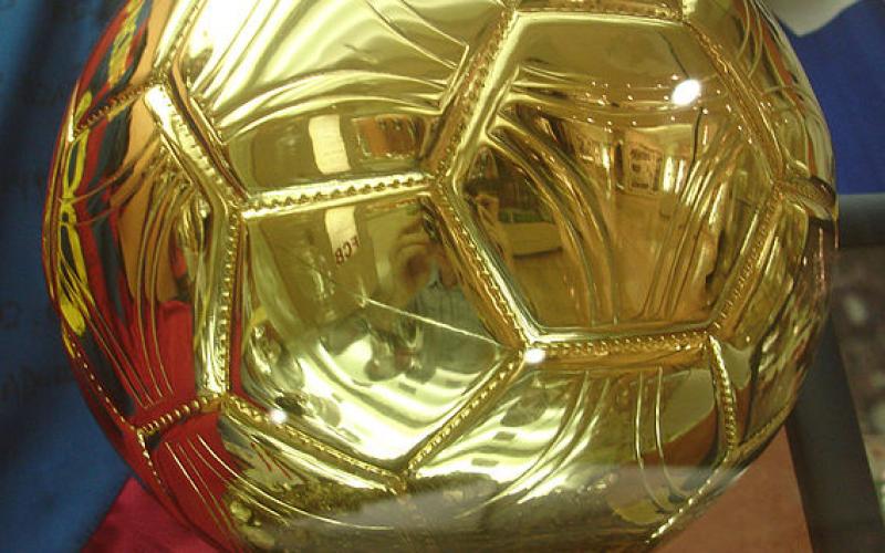 أسرار صناعة الكرة الذهبية (صور)