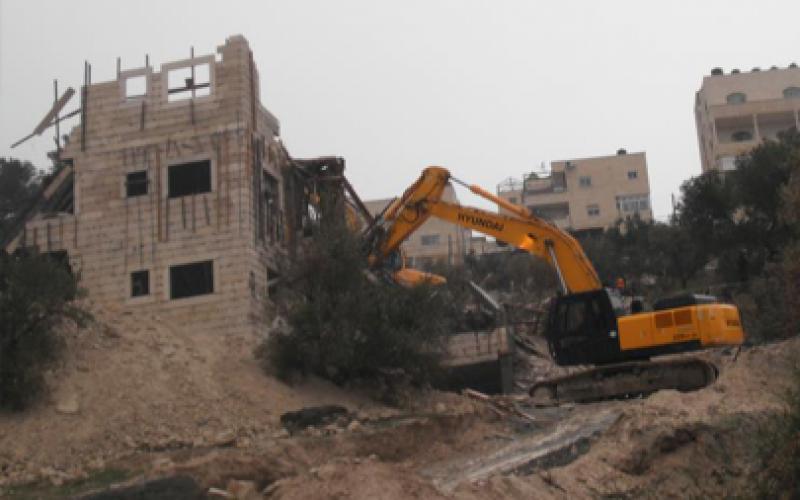 بالصور.. هدم بناية سكنية جنوبي الأقصى