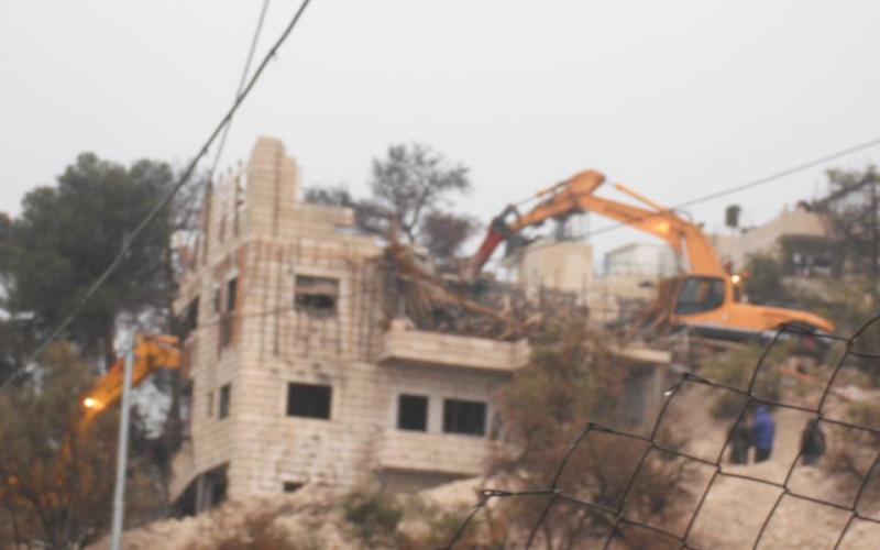 بالصور.. هدم بناية سكنية جنوبي الأقصى