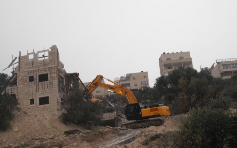 بالصور.. هدم بناية سكنية جنوبي الأقصى