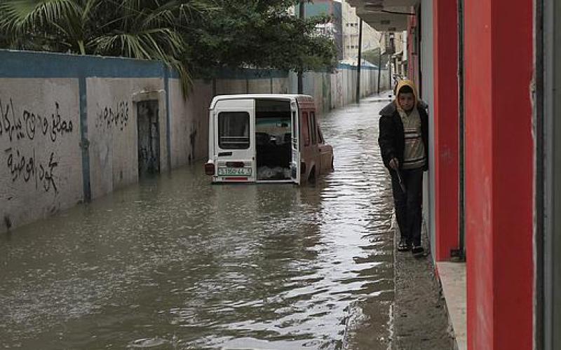 صور.. منخفض "ديشوم" يغرق مدينة رفح