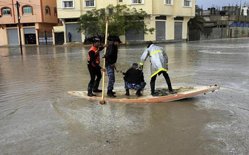 صور.. منخفض "ديشوم" يغرق مدينة رفح