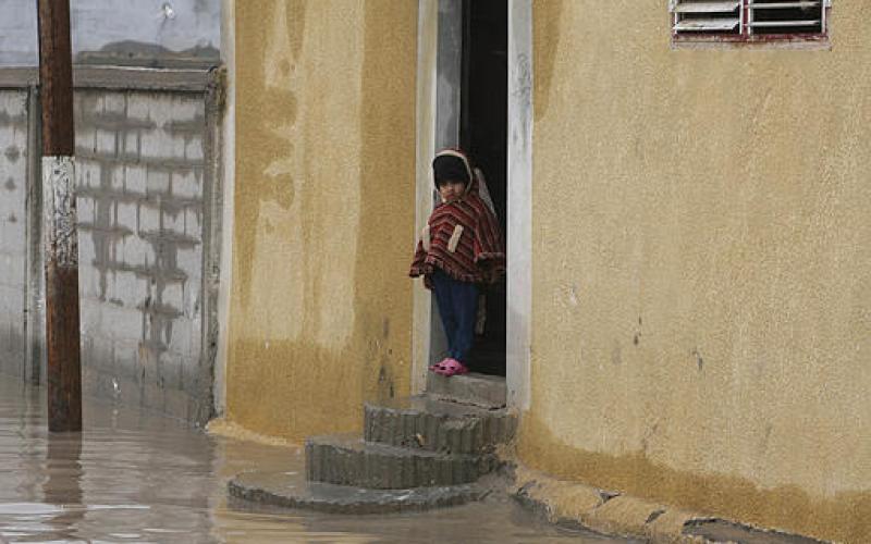 صور.. منخفض "ديشوم" يغرق مدينة رفح