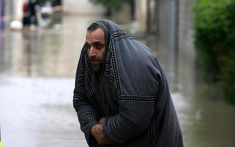 صور.. منخفض "ديشوم" يغرق مدينة رفح