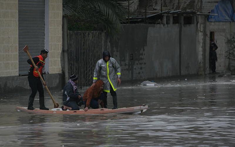 صور.. منخفض "ديشوم" يغرق مدينة رفح