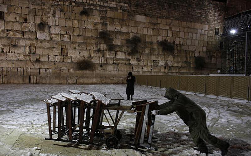 صور.. القدس ومدن الضفة تكتسي بالأبيض