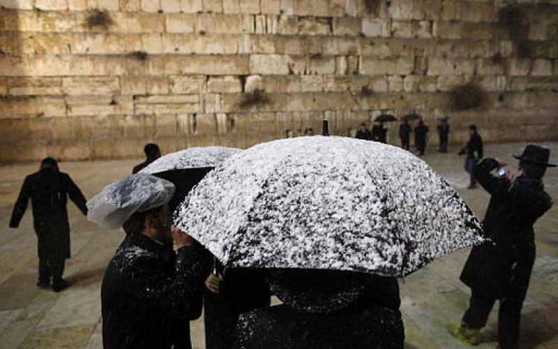 صور.. القدس ومدن الضفة تكتسي بالأبيض