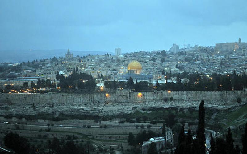 صور.. القدس ومدن الضفة تكتسي بالأبيض