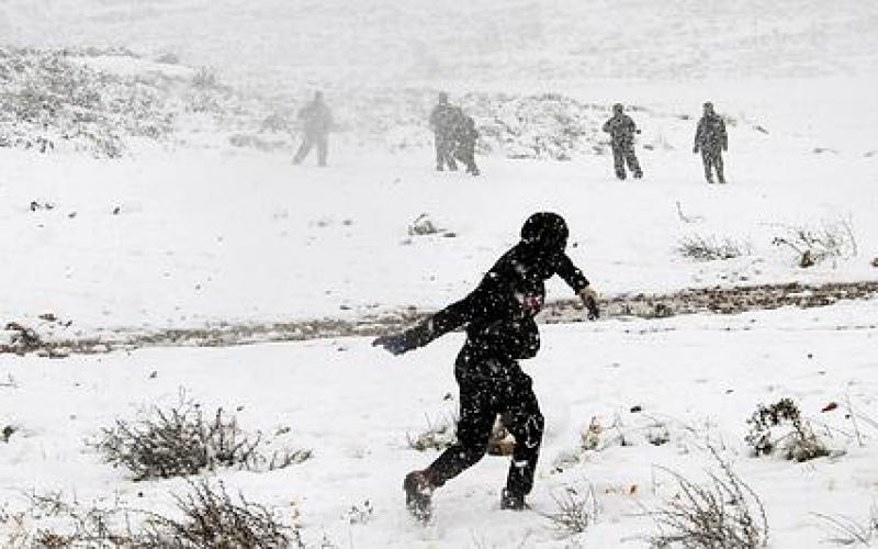 بالصور..اللعب بالثلج يتحول لمواجهات مع الاحتلال